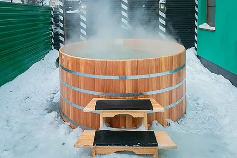 Открытая на улице беседка с хозблоком